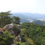 【画像】明智光秀が築いた金山城跡をゆく！　奇岩「鬼の架け橋」と可憐なスプリングエフェメラルを求めて 〜 画像1