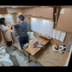 【画像】DIYしたミニテーブルが大活躍！　家族3人自由気ままな「キャンピングカー旅」が幸せ過ぎて堪らない 〜 画像1