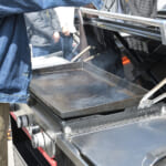 【画像】老舗BBQグリルメーカーの「WEBER」も出展！　本場アメリカのド定番「スマッシュバーガー」作りを体験 〜 画像1