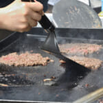 【画像】老舗BBQグリルメーカーの「WEBER」も出展！　本場アメリカのド定番「スマッシュバーガー」作りを体験 〜 画像1