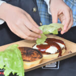 【画像】老舗BBQグリルメーカーの「WEBER」も出展！　本場アメリカのド定番「スマッシュバーガー」作りを体験 〜 画像1