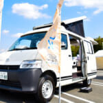 【画像】ポップアップルーフ搭載で4人が就寝できる！　ちょうどいいサイズ感でも居住性抜群のタウンエースが快適 〜 画像1