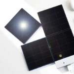 【画像】アウトドアや災害時の必需品！　拡張可能なソーラーパネル充電器「Solar Brick」が有能過ぎる 〜 画像1