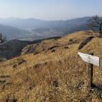 【画像】のどかな登山路と険峻な山頂部のギャップが凄い！「豊後富士」と呼ばれる美しき双耳峰登山を満喫 〜 画像1