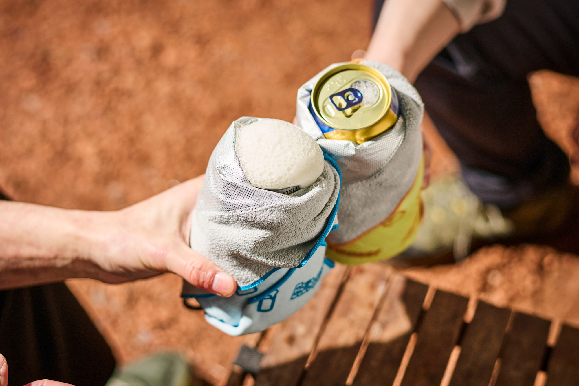 最後の一滴まで冷たいビールを堪能！ ピタッと巻いて保冷できるasobito