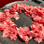 【画像】霜降り肉で韓流飯「チャドルバギ」を気取る！　脱定番なキャンプ飯でワインと一緒に外メシを満喫 〜 画像1