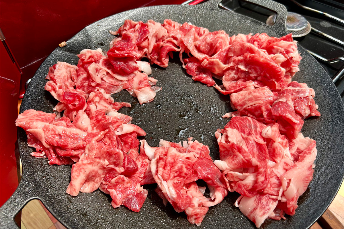 霜降り肉で韓流飯「チャドルバギ」を気取る！ 脱定番なキャンプ飯でワインと一緒に外メシを満喫 | soto lover - ソトラバ