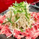 【画像】霜降り肉で韓流飯「チャドルバギ」を気取る！　脱定番なキャンプ飯でワインと一緒に外メシを満喫 〜 画像1