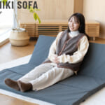 【画像】キャンプするならお座敷スタイルもありだろ！　DODの折りたたみ式ソファがキャンプの常識を打ち破る 〜 画像1