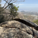 矢穴のある岩と眺望