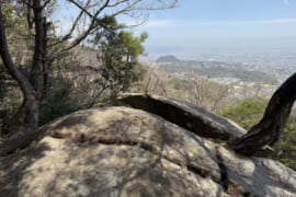 矢穴のある岩と眺望