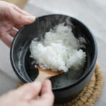 【画像】10分チンして放ったらかすだけ！　タイパ抜群「萬古焼」の土鍋ごはんが手軽で美味しく炊ける 〜 画像1