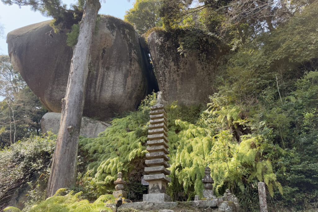 巨岩と十三重の石塔