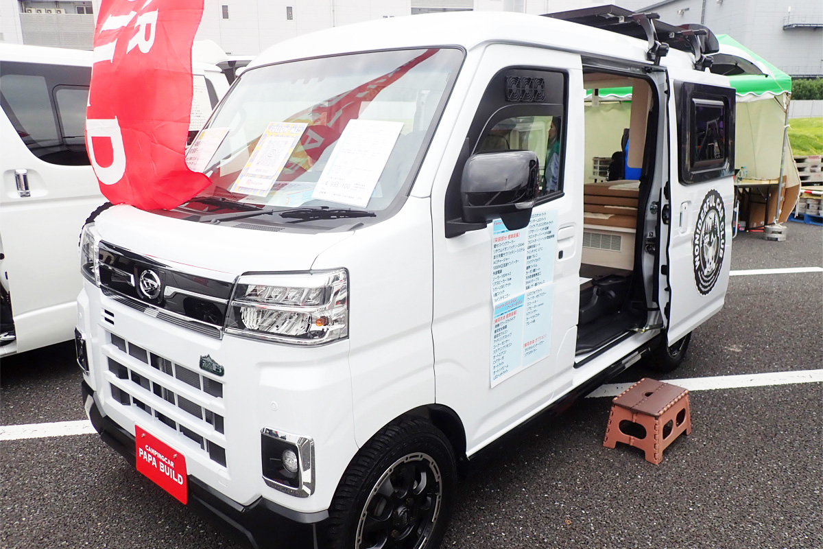 軽バンベースでも快適な居住空間が広がる！　12Vスイングクーラー搭載で愛犬連れでも安心の軽キャン車中泊旅が快適