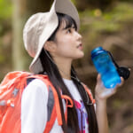 飲水イメージ／山で水分補給をしている人
