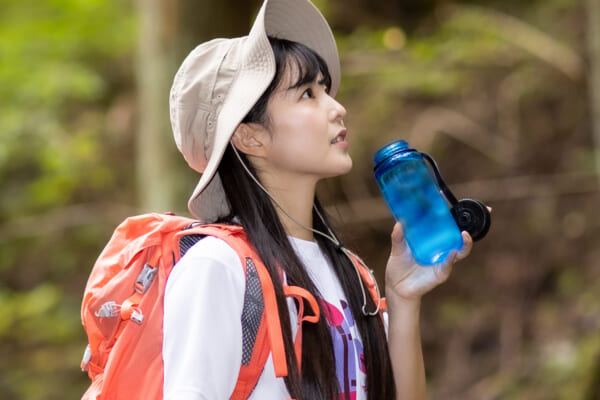飲水イメージ／山で水分補給をしている人