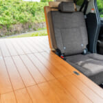【画像】車中泊派シエンタオーナーに朗報！　ミニバンがバンライフ仕様に変化するヒノキ「インテリア」が贅沢さの極み 〜 画像1