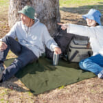 【画像】バックパックに装着して持ち運べる！   ピクニックや登山で大活躍の「軽量コンパクトレジャーシート」が便利すぎる 〜 画像1