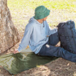 【画像】バックパックに装着して持ち運べる！   ピクニックや登山で大活躍の「軽量コンパクトレジャーシート」が便利すぎる 〜 画像1