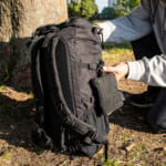 【画像】バックパックに装着して持ち運べる！   ピクニックや登山で大活躍の「軽量コンパクトレジャーシート」が便利すぎる 〜 画像1