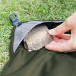 【画像】バックパックに装着して持ち運べる！   ピクニックや登山で大活躍の「軽量コンパクトレジャーシート」が便利すぎる 〜 画像1