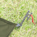 【画像】バックパックに装着して持ち運べる！   ピクニックや登山で大活躍の「軽量コンパクトレジャーシート」が便利すぎる 〜 画像1