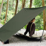 【画像】バックパックに装着して持ち運べる！   ピクニックや登山で大活躍の「軽量コンパクトレジャーシート」が便利すぎる 〜 画像1