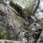 【画像】一面の茶畑に癒されるのどかな山道の先にあるのは？　役小角が見守るスリリングな岩場で修行 〜 画像1