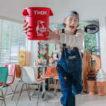 【画像】CHUMS×THOR初コラボ！ レトロアメリカンなデザインが特徴の『CHUMS×THOR Round Container Set 12L』がポップで機能的 〜 画像1