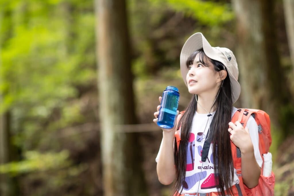 飲み物を口にする女性