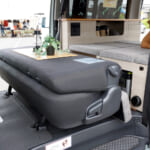 【画像】日常使いから車中泊旅までフレキシブルに使える「ハイエース」ベースのキャンピングカーが抜群の居住空間を実現 〜 画像1
