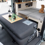 【画像】日常使いから車中泊旅までフレキシブルに使える「ハイエース」ベースのキャンピングカーが抜群の居住空間を実現 〜 画像1
