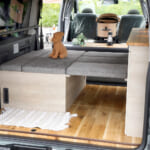 【画像】日常使いから車中泊旅までフレキシブルに使える「ハイエース」ベースのキャンピングカーが抜群の居住空間を実現 〜 画像1
