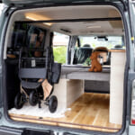 【画像】日常使いから車中泊旅までフレキシブルに使える「ハイエース」ベースのキャンピングカーが抜群の居住空間を実現 〜 画像1