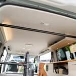 【画像】日常使いから車中泊旅までフレキシブルに使える「ハイエース」ベースのキャンピングカーが抜群の居住空間を実現 〜 画像1