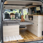 【画像】日常使いから車中泊旅までフレキシブルに使える「ハイエース」ベースのキャンピングカーが抜群の居住空間を実現 〜 画像1