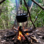 【画像】ワイルドなキャンプ飯調理の必須アイテム！　ワンランク上の外飯が満喫できる「ダッチオーブン」の万能ぶりとは 〜 画像1