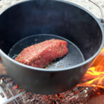 【画像】ワイルドなキャンプ飯調理の必須アイテム！　ワンランク上の外飯が満喫できる「ダッチオーブン」の万能ぶりとは 〜 画像1
