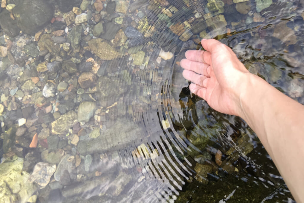 水に手を浸ける
