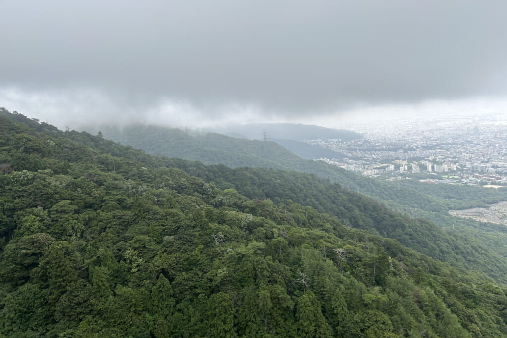 雨雲と神戸の街並み