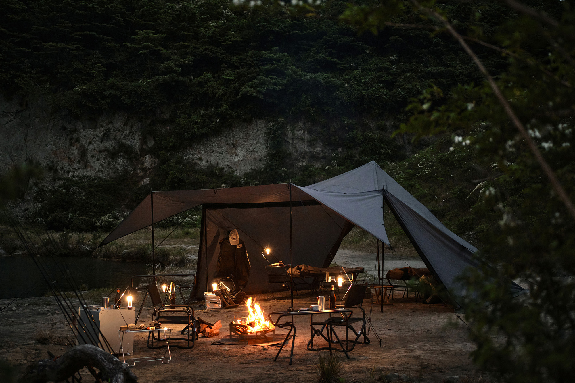 跳ね上げ式フロントパネル採用で開放感抜群！ 自然と一体になれる
