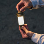 【画像】WAQから手のひらサイズの高機能LEDランタン『Hang Light Mini』が登場！　キャンプシーンに彩りを灯す 〜 画像1