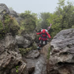 【画像】ミヤマキリシマに彩られた雄大なる九州の山旅！　霧雨に煙るくじゅう連山の主峰「久住山」を歩く 〜 画像1