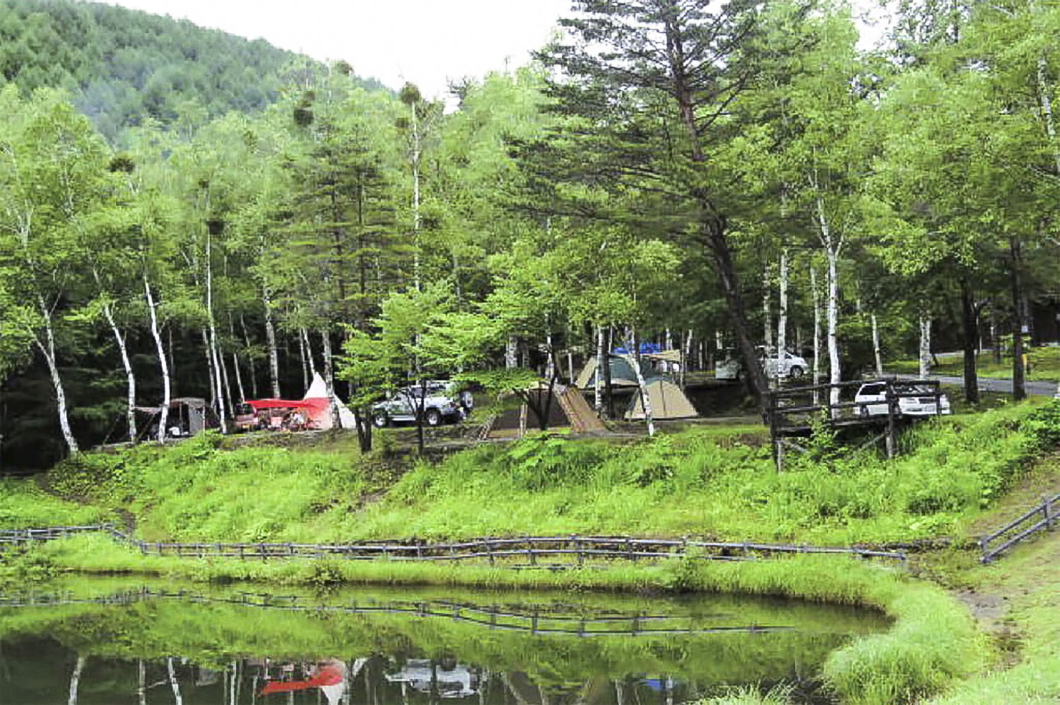 高原にある水辺のキャンプ場