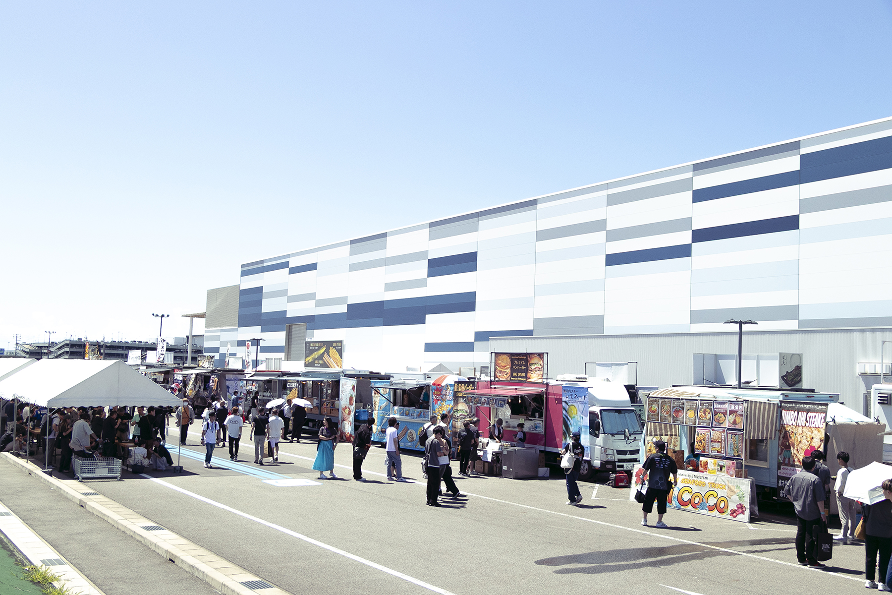 「真夏の鉄板フードフェス2025」会場の模様