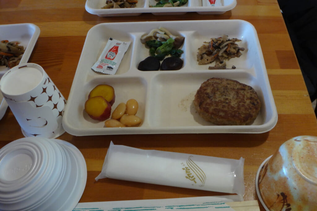 紙食器の食事