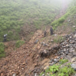 厳しい登山道