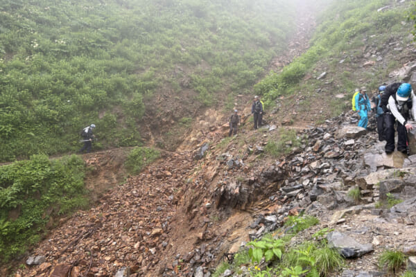 厳しい登山道
