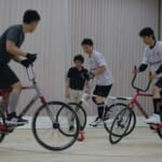 【画像】自転車とサッカーが好きなら挑戦したい！　異次元のスポーツ「サイクルサッカー」の魅力とは 〜 画像1