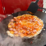 【画像】猛暑の夏を吹き飛ばす背徳飯が激ウマ！　夏キャンプで卵と油たっぷり「スパイシー」な香薫卵どんぶりで満腹 〜 画像1